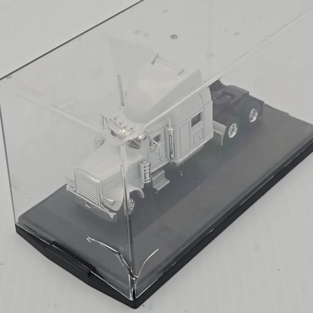 MI-64000 Peterbuilt 389 Tractor, with display case. White‎